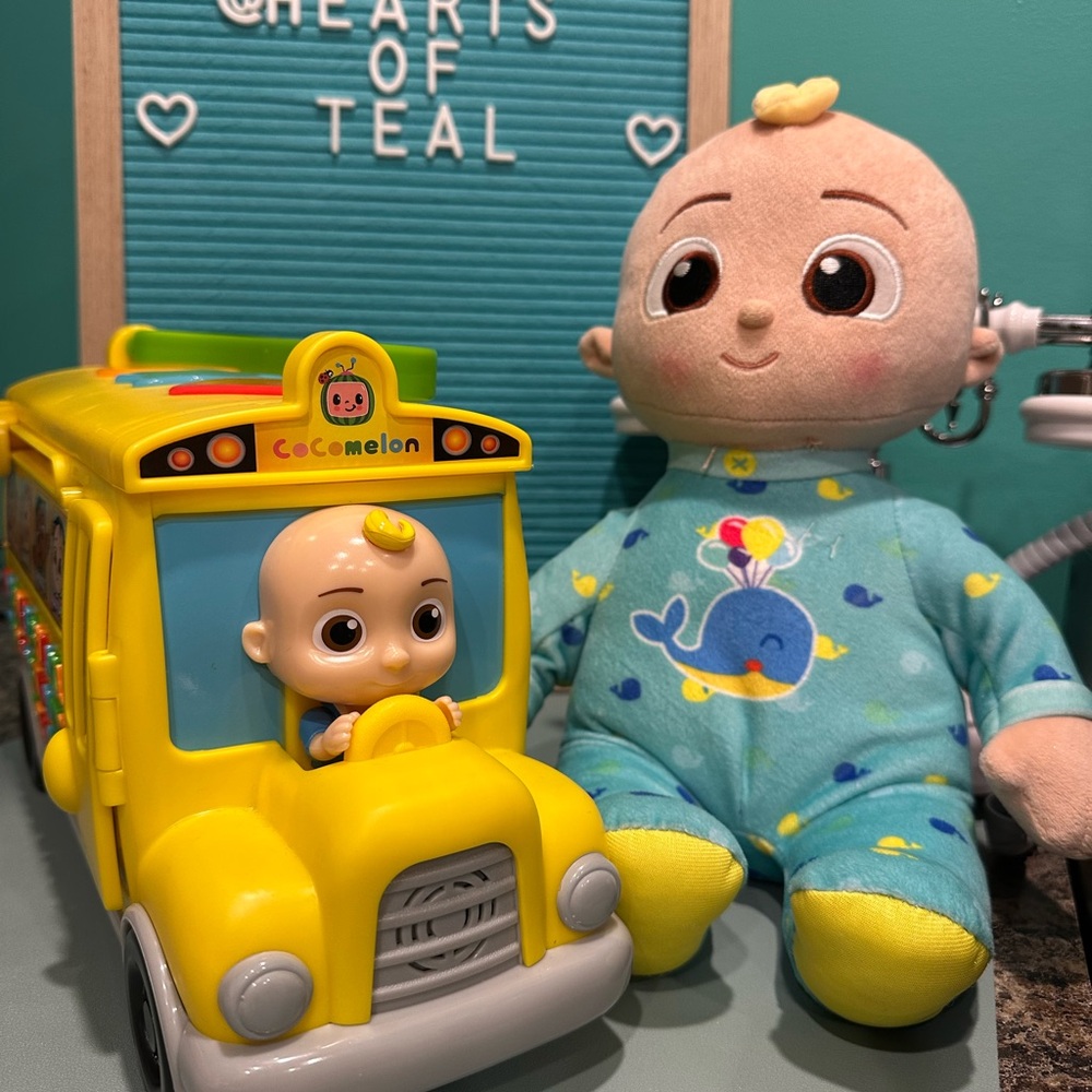 CoComelon Musical Light Up JJ and Musical Learning Bus